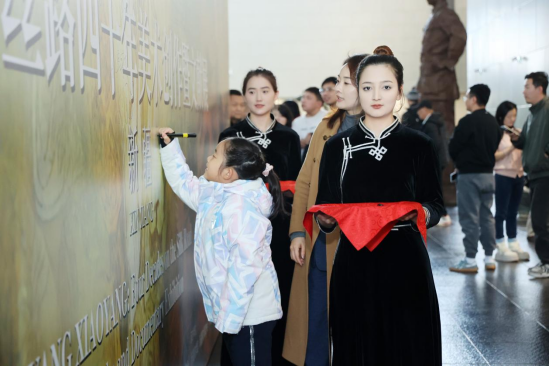 丝绸之路——杨晓阳丝路四十年好意思术创作暨文件展（新疆站）在新疆好意思术馆开幕