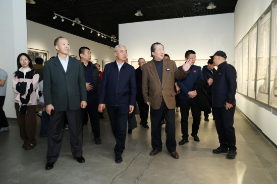 丝绸之路——杨晓阳丝路四十年好意思术创作暨文件展（新疆站）在新疆好意思术馆开幕