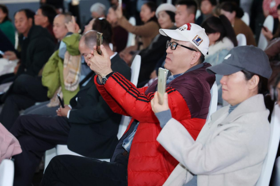 丝绸之路——杨晓阳丝路四十年好意思术创作暨文件展（新疆站）在新疆好意思术馆开幕