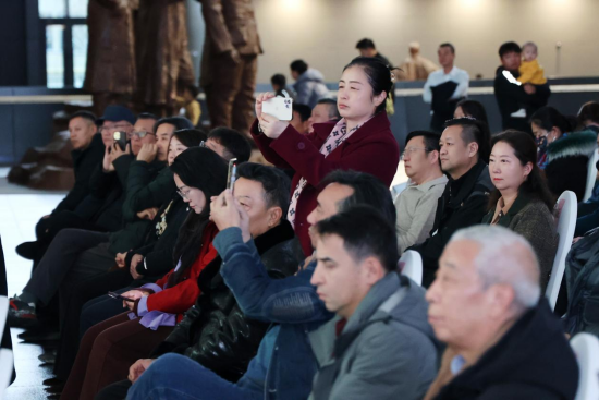 丝绸之路——杨晓阳丝路四十年好意思术创作暨文件展（新疆站）在新疆好意思术馆开幕